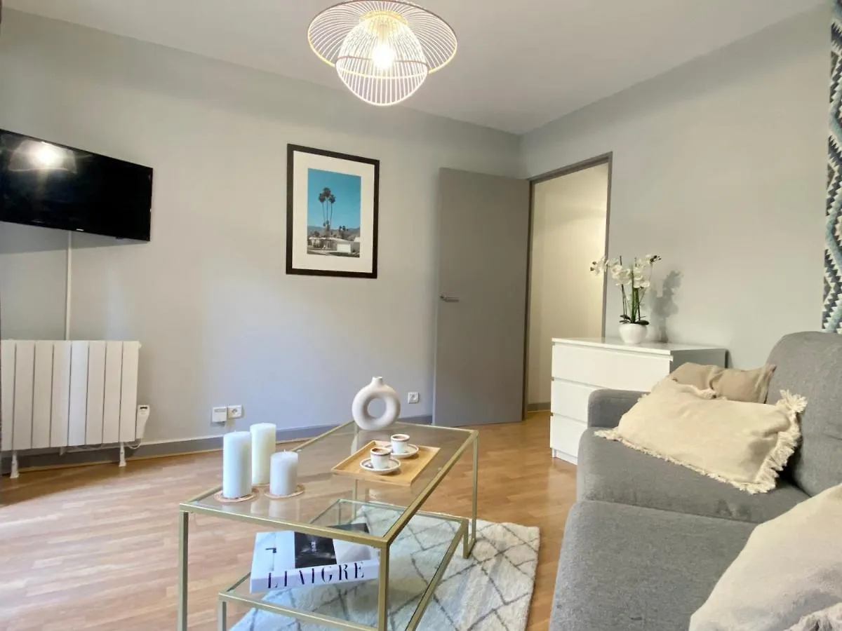 1607B - Wonderful Apartment With Terrace On Garden Paris 0*,  France