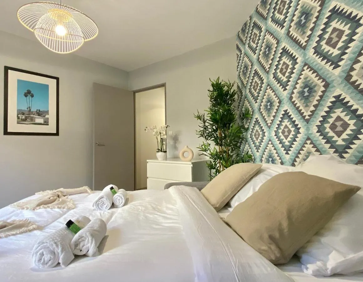 1607B - Wonderful Apartment With Terrace On Garden Paris