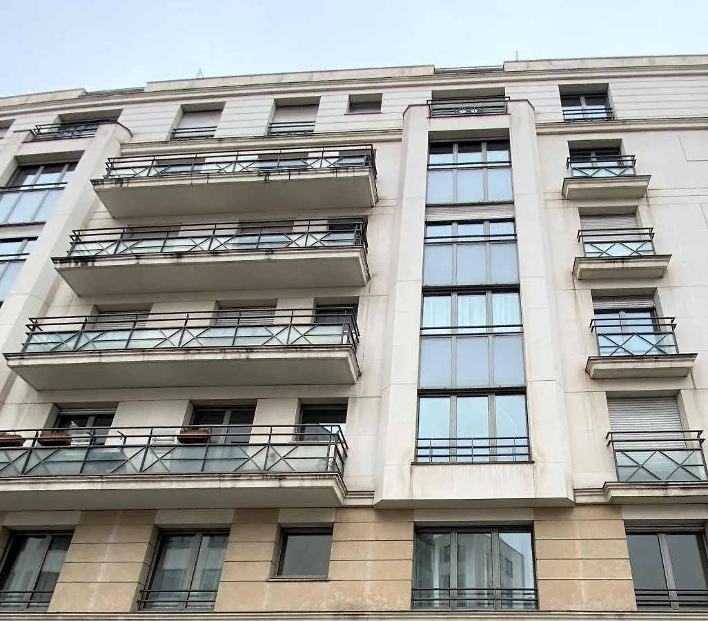 1607B - Wonderful Apartment With Terrace On Garden Paris