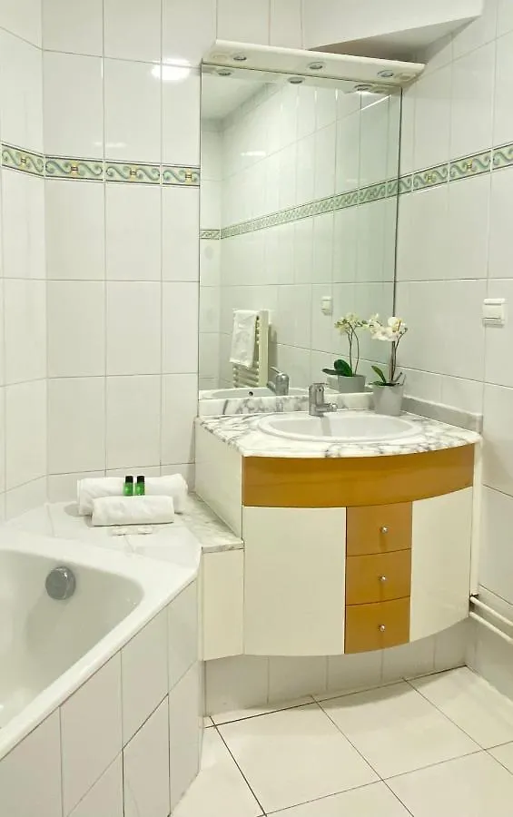 1607B - Wonderful Apartment With Terrace On Garden París